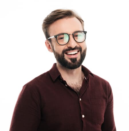 Мужчина с бородой, в очках и бордовой рубашке