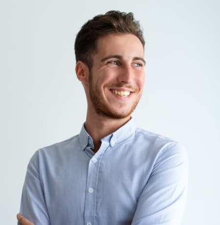 Молодой мужчина в голубой рубашкее